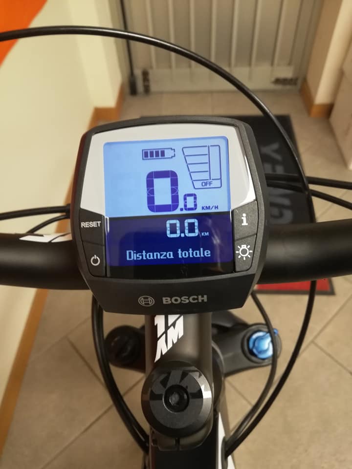 Divisione in due del display bosch Intuvia. sopra ci sono dati di funzionamento e velocità, sotto tutto il resto