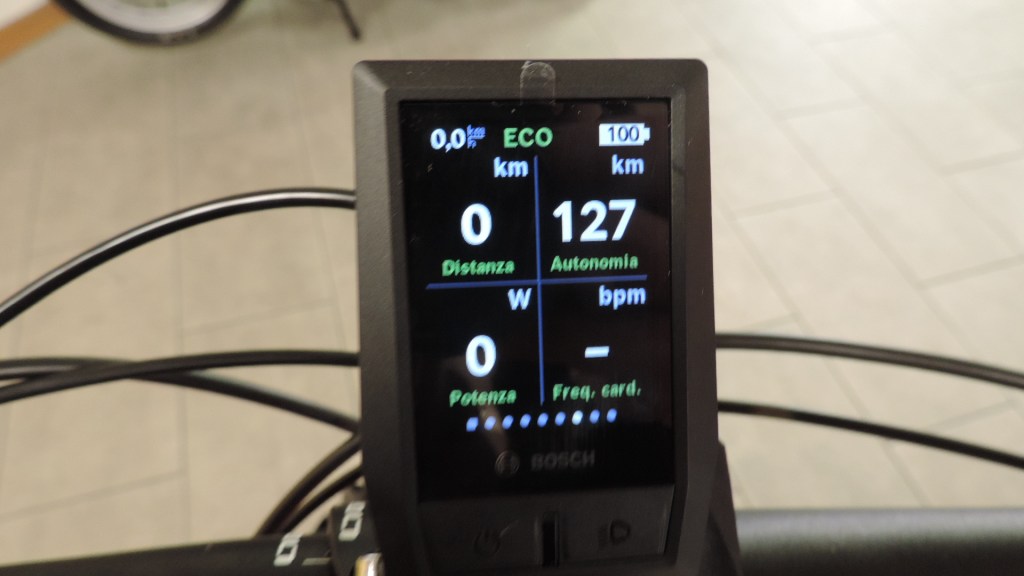 settima scherma computer Kyox con distanza percorsa, autonomia in km (Range) potenza in Watt, freuqenza cardiaca