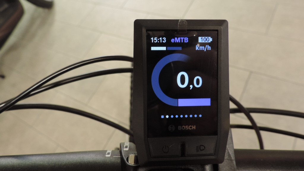 Il colore viola evidenzia l'assistenza SPORT/EMTB NEL CICLOCOOMPUTER kYOX