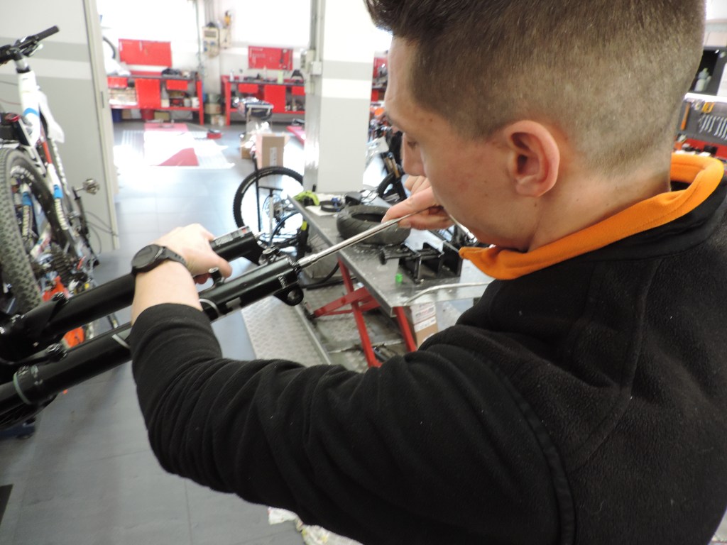 luca al lavoro su una sospensione